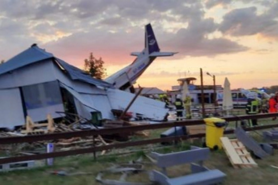 Polonia: Una avioneta se estrelló contra un hangar matando a 5 personas en el Aeropuerto de Chrcynno